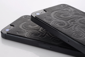 ZAGG - Кожаная наклейка LeatherSkin для iPhone 5 5S с узором (черная)